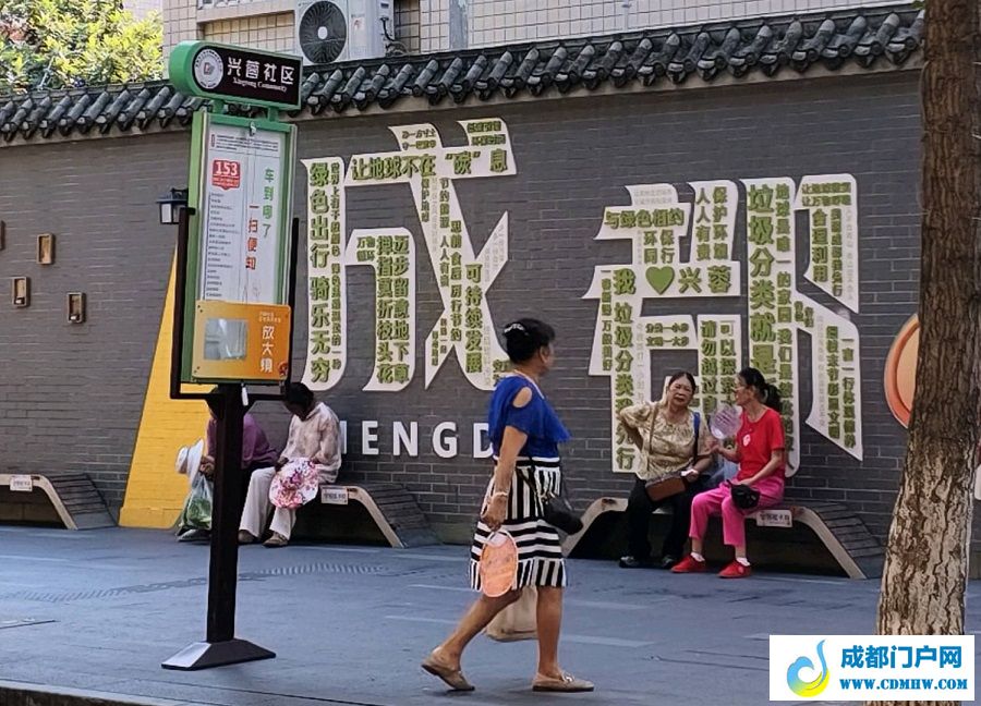 公交站牌配上放大镜 “老年友好”藏在细微处